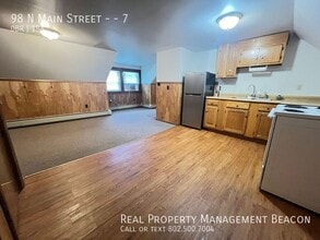 Building Photo - 98 N Main St