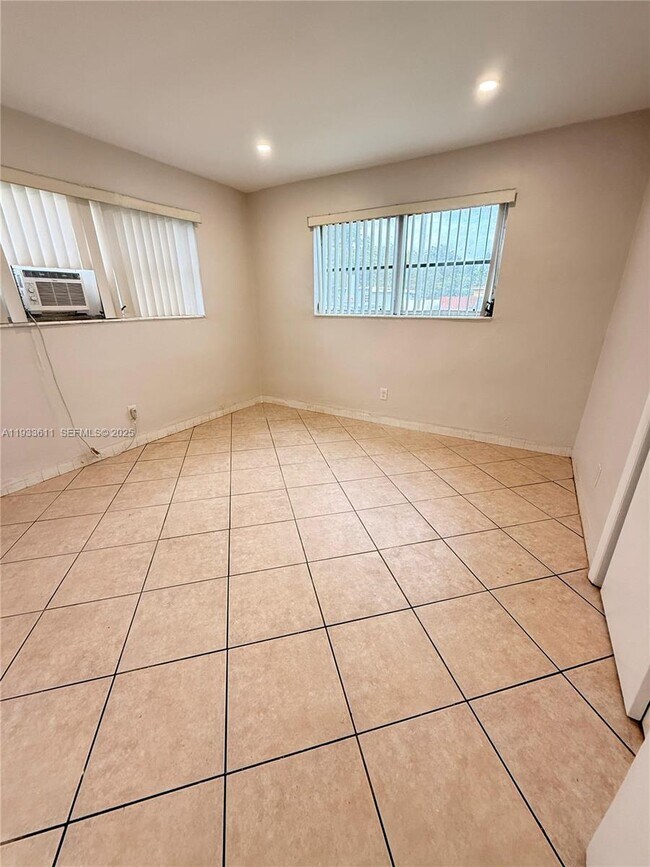 Foto del edificio - 4851 SW 28th Terrace