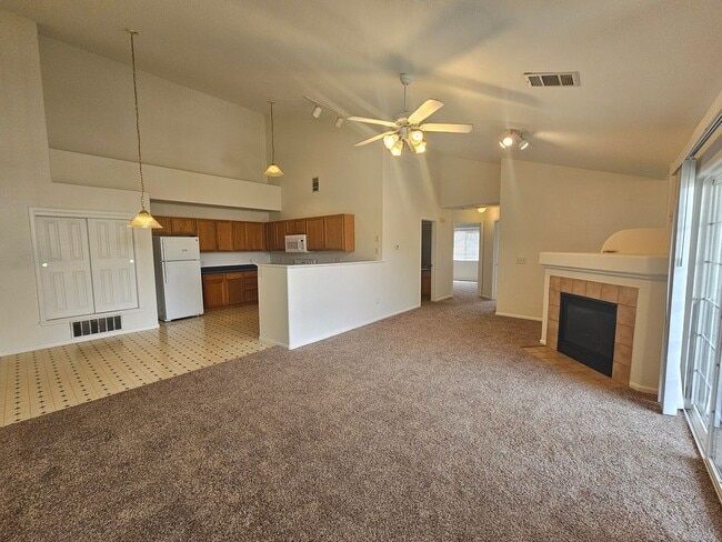 Building Photo - Spacious Second Floor Condo
