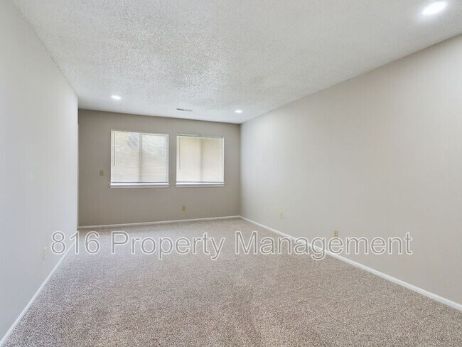 Building Photo - 500 Sky Vue Dr