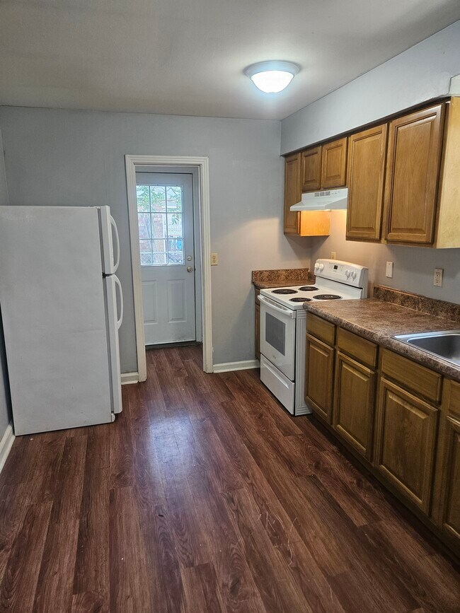 Building Photo - 2213 Fairfield Dr