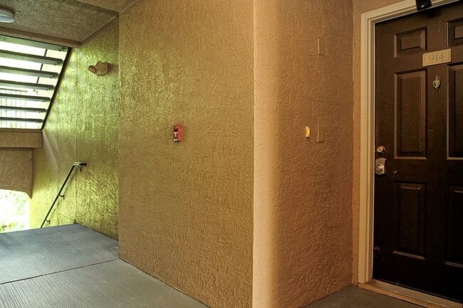Building Photo - Capri at Hunters Creek - 2 WEEKS RENT FREE...