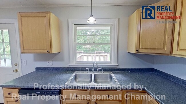 Building Photo - Great 3 BD/1 BA Ranch Style Home w/Large Yard