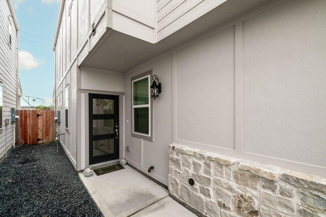 Foto del edificio - 8209 Rising Stream Dr