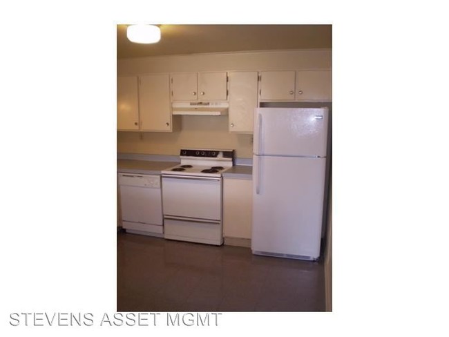 Building Photo - 4477 N Lakeshore Dr