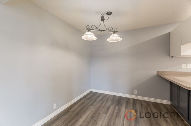 Building Photo - Great Condo Near University!