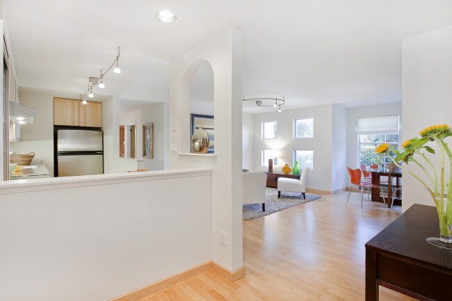 Building Photo - Spacious and Light Filled NOPA 2br/1Ba Con...