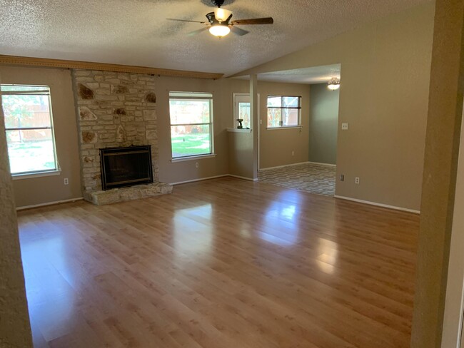 Building Photo - 4610 White Elm Dr