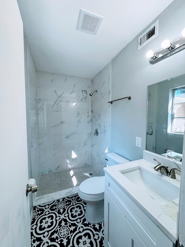 Master bathroom - 747 Moravon Ave