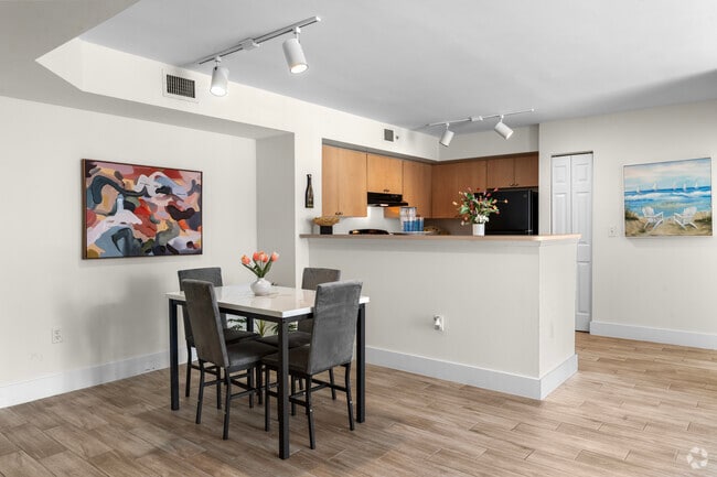 2BR, 2BA - 1,092SF - Dining Room - Vista Verde at Coconut Creek