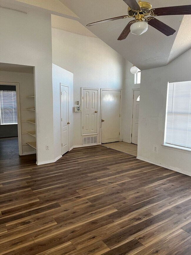 Foto del edificio - COMPETITIVELY PRICED HORIZON CITY HOME