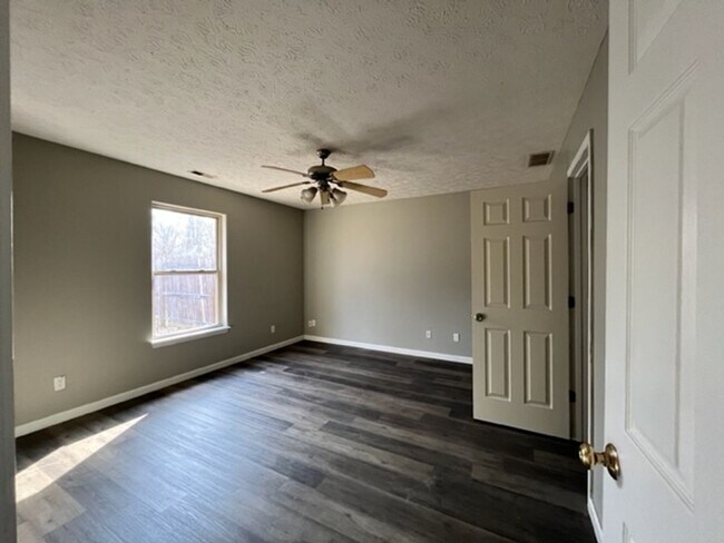 Foto del edificio - Gorgeous south side single family home in Romney Run subdivision. Fenced in back yard