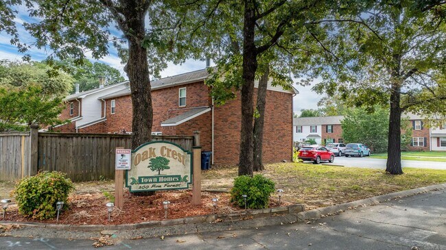 Foto del edificio - 200 Pine Forest Dr