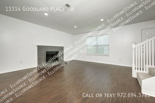 Building Photo - WANTED: 2bed/2.5bath Townhome with Private...