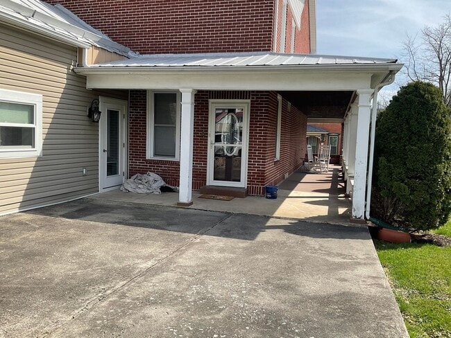 Building Photo - 112 W Main St