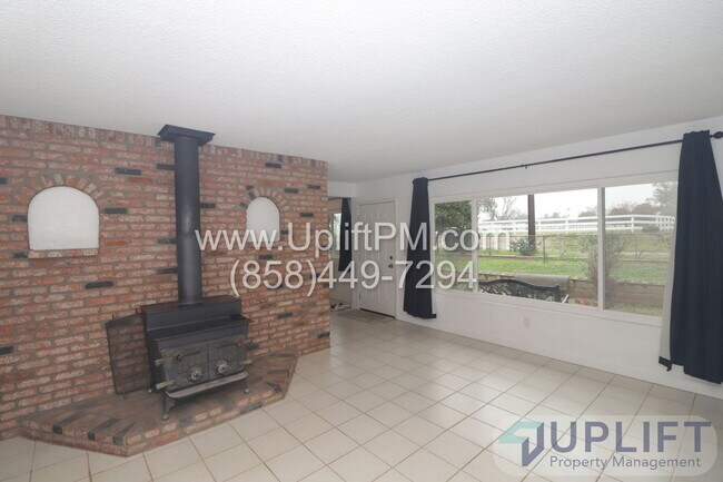 Foto del edificio - 1831 Lilac Rd