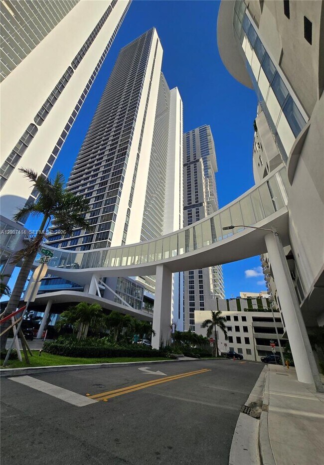 Foto del edificio - 700 NE 24th St