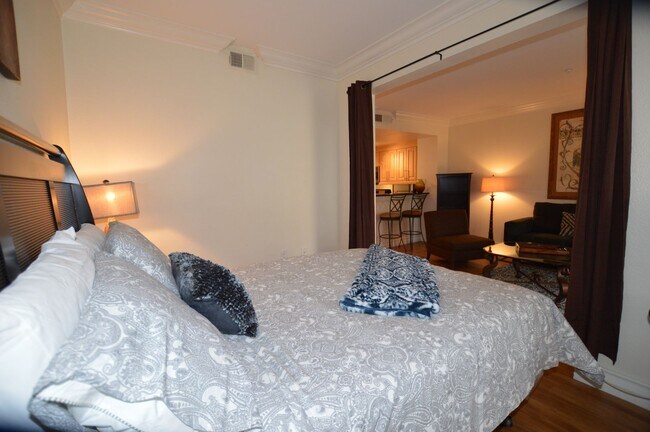 Foto del edificio - Charming Furnished Studio with Large Patio...
