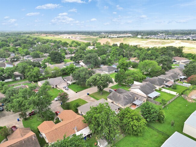 Foto del edificio - 18726 Wood Glen Ln