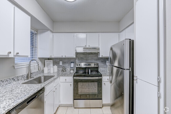 2BR, 2BA - 1,113SF - Kitchen - Briar Court Apartments