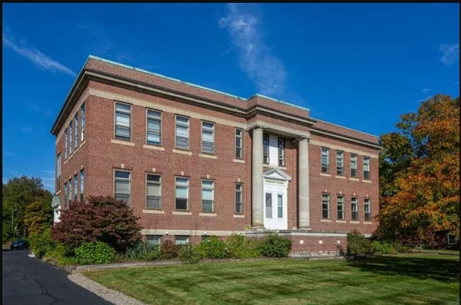 Building Photo - 280 Village St