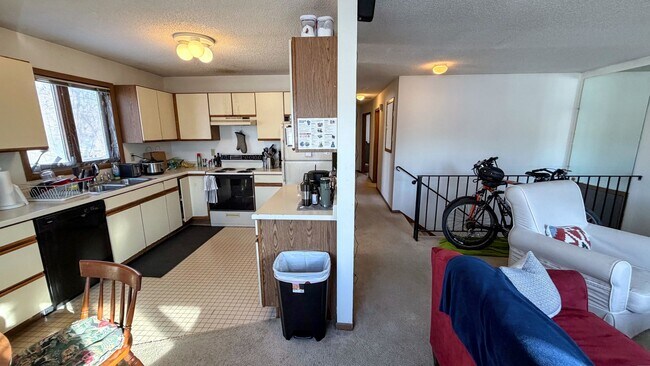 Foto del edificio - Spacious 3-Bedroom just off Como Ave!