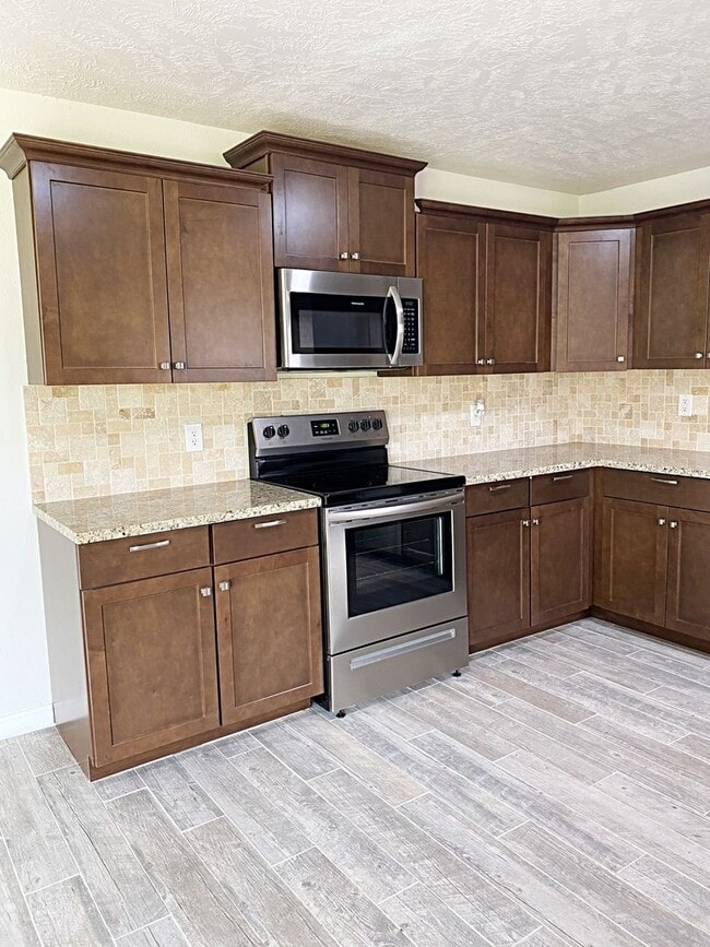 Building Photo - 5152 Lakeside Dr