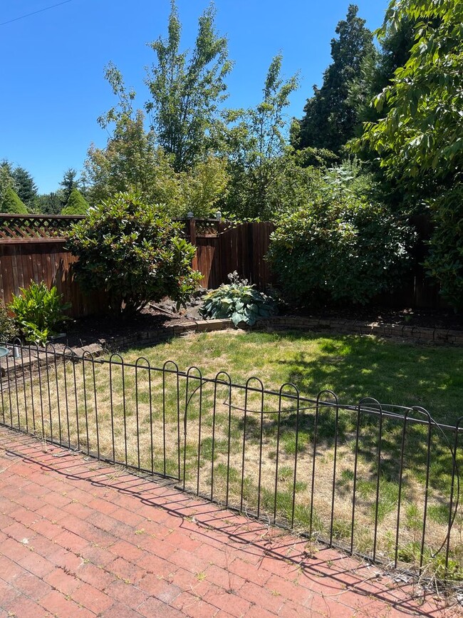 Foto del edificio - Charming Three Bedroom Pet Friendly Home in Lebanon Or!