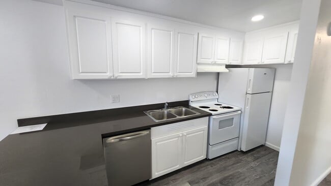 Building Photo - 39126 Sundale Dr