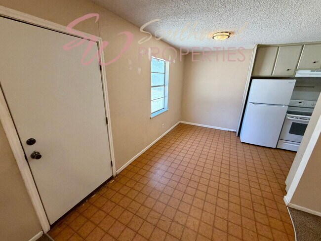 Foto del edificio - Location! Location! Easy walk to campus! 2 bedroom duplex!