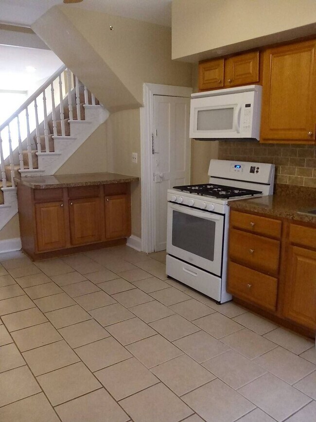 Foto del edificio - 20 Parkin St - Huge 3BR/1BA Townhouse near...