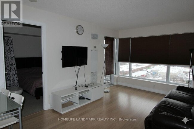 Building Photo - 135 Village Green Square