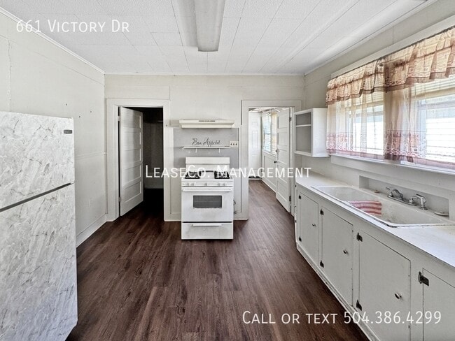 Building Photo - 661 Victory Dr