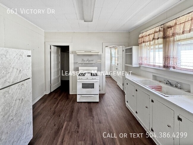 Foto del edificio - 661 Victory Dr