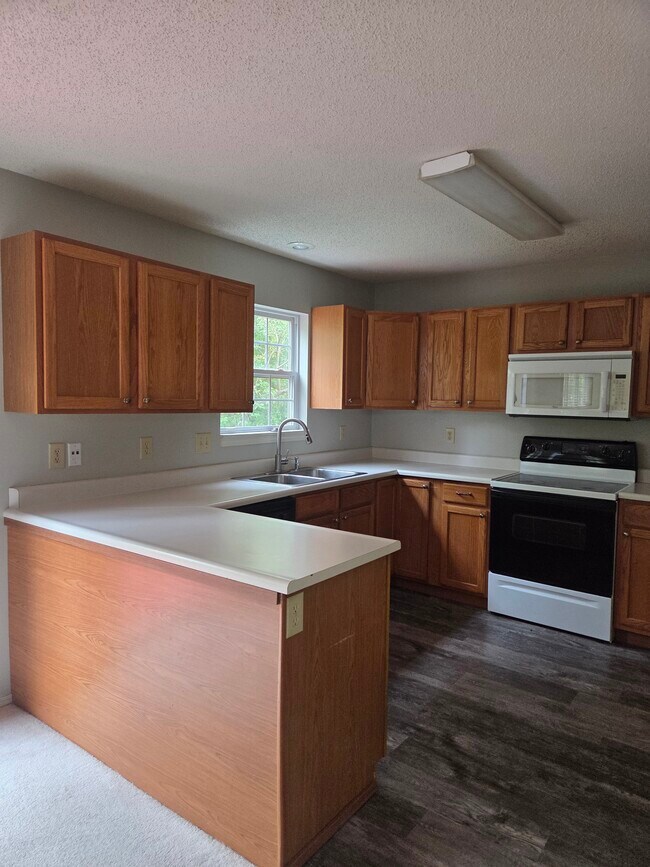 Cocina - 2120 S Azalea Ln