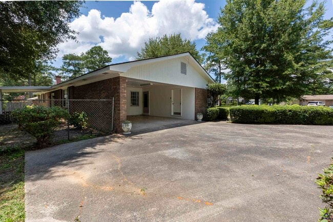 Building Photo - 1726 Greenwood Cir