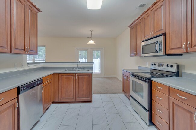 Building Photo - 650 Summer Hill Way