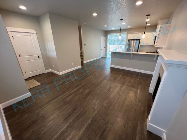 Building Photo - 3 bd / 2.5 Bth - Gas Fireplace - Central A/C - Attached Garage - Pet Friendly!