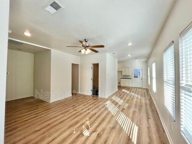 Building Photo - 2825 Meadowbrook Dr