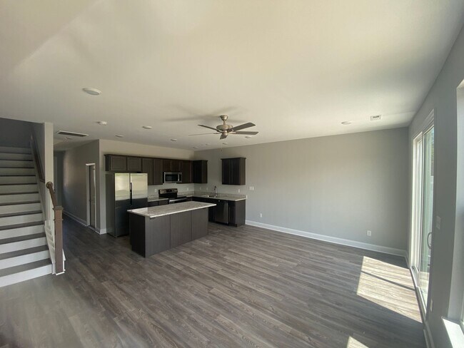 Foto del edificio - Spacious 3BR Townhome with Modern Finishes & Lawn Care Included!