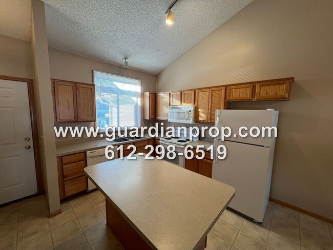 Foto del edificio - Townhouse Available May 1, Vaulted Ceiling...