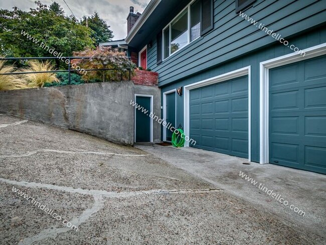 Building Photo - Spacious Mid-Century Modern Home in Counci...