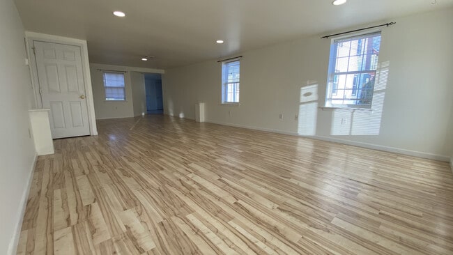 Building Photo - 1294 N Mountain Rd