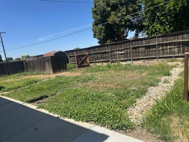 Building Photo - 4 Bed, 21/2 Bath Split level single family...
