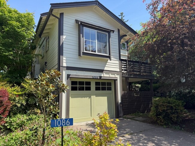 Building Photo - 1086 Village Loop