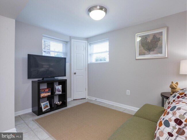 Foto del edificio - 318 Farragut St NW