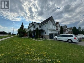 Building Photo - 1100 Ashgrove Crescent