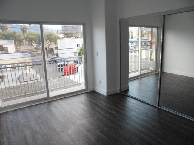 Livingroom - 1051 N Sierra Bonita Ave