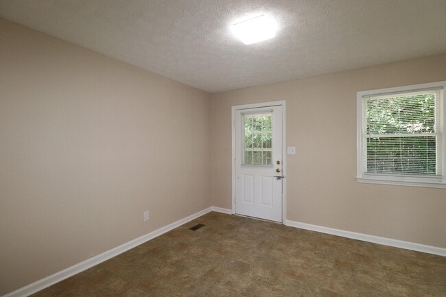 Building Photo - 212 Foxwood Dr