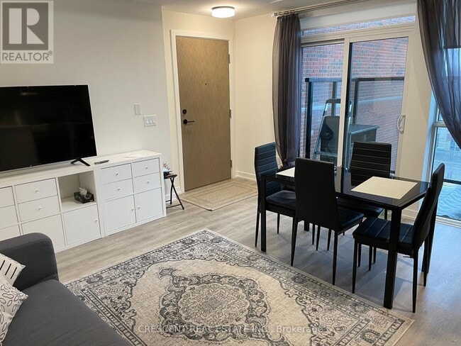 Photo du bâtiment - 2300-2300 St Clair Ave W